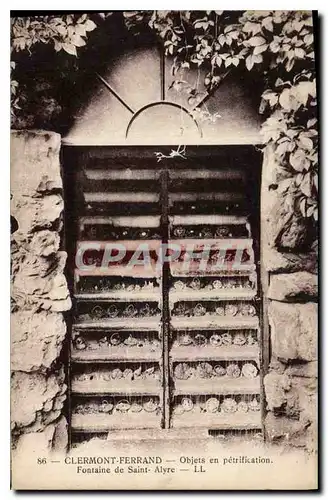 Cartes postales Clermont Ferrand Objets en petrification Fontaine de St Alyre
