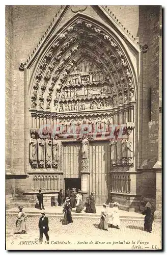 Cartes postales Amiens la cathedrale Sortie de Messe au portail de la Vierge Doree