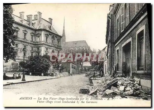 Cartes postales Amiens la rue Victor Hugo bombardee par les Allemands