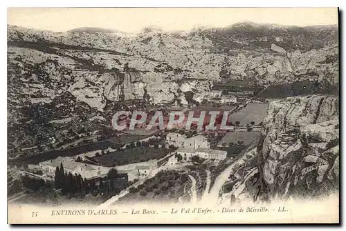 Cartes postales Environs d'Arles Les Baux Le Val d'Enfer Decor de Mireille