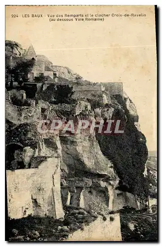 Ansichtskarte AK Les Baux Vue des Remparts et le Clocher Croix de Ravelin (au dessous vole Romaine)