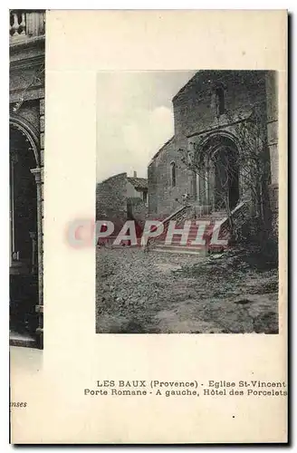 Ansichtskarte AK Les Baux (Provence) Eglise St Vincent Porte Romane a gauche Hotel des Porcelets