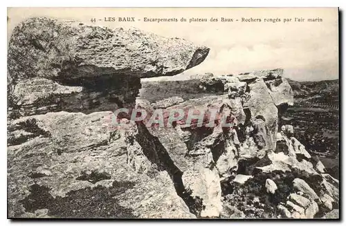 Cartes postales Les Baux Escarpements du plateau des Baux Rochers ronges par l'air marin