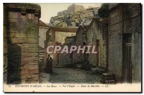 Cartes postales Environs d'Arles Les Baux Val d'Enfer Decor de Mireille Femme Folklore