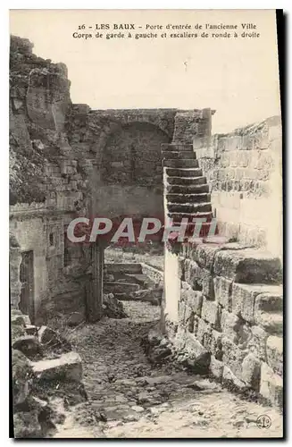 Ansichtskarte AK Les Baux Porte d'entree de l'ancienne Ville Corps de garde a gauche et escaliers de ronde a droi