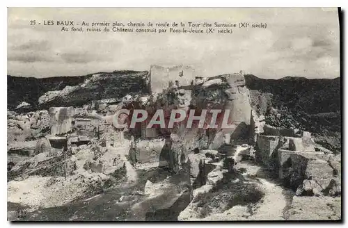 Cartes postales Les Baux Au premier plan chemin de ronde de la Tour dite Sarrazine (XIe siecle) Au fond ruines d