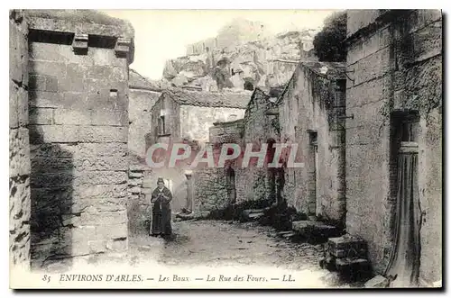 Ansichtskarte AK Environs d'Arles Les Baux La Rue des Fours Femme Folklore