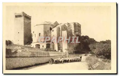 Ansichtskarte AK Arles Environs d'Arles Montmajour Abbaye XIIe siecle A gauche Tour de Defense XIVe siecle Berger