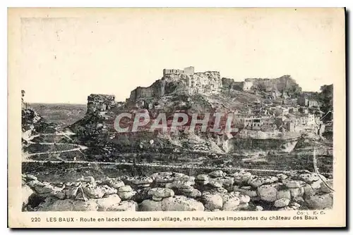 Cartes postales Les Baux Route en lacet conduisant au village en haut ruines imposantes du chateau des Baux