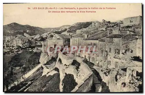 Ansichtskarte AK Les Baux (B du R) Les Remparts a gauche le Vallon de la Fontaine en dessus des remparts la vole