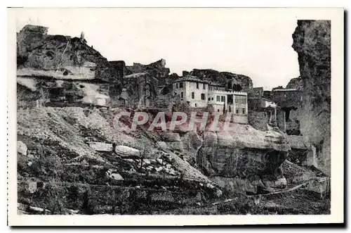 Ansichtskarte AK Les Baux Une Partie des remparts et de la vole Romaine Hotel de la Reine Jeanne