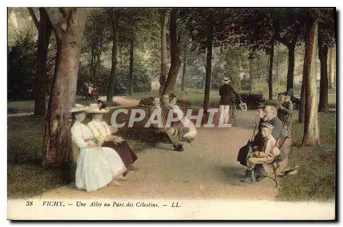 Cartes postales Vichy Une Allee au Parc des Celestins