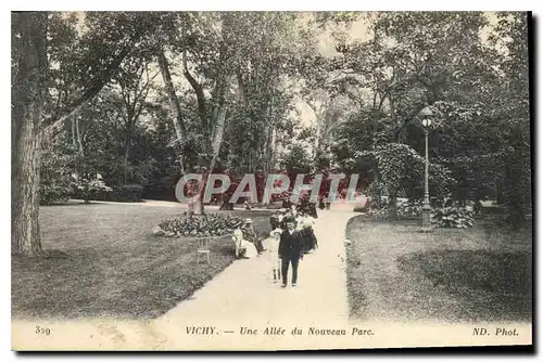 Cartes postales Vichy Une Allee du Nouveau Parc