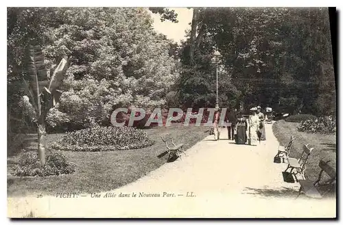 Cartes postales Vichy Une Allee dans le Nouveau Parc