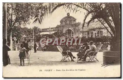 Cartes postales Vichy Dans les Jardins du Casino