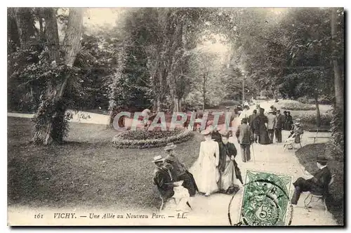 Cartes postales Vichy Une Allee au Nouveau Parc