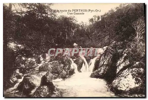 Cartes postales Sur la routedu Perthus (Pyr Or) Une Cascade