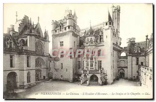 Ansichtskarte AK Pierrefonds Le Ch�teau L'escalier d'honneur Le donjon et la chapelle