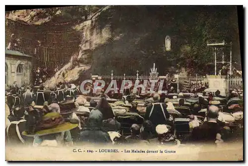 Cartes postales Lourdes Les Malades devant la Grotte