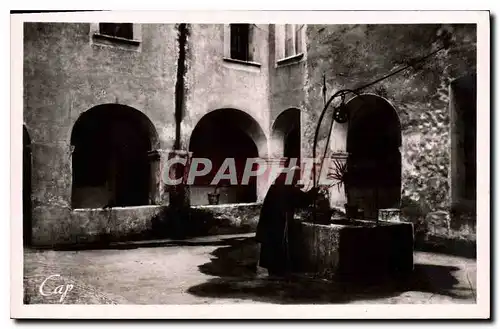 Cartes postales Nice Cimiez cour du Monastere le puits