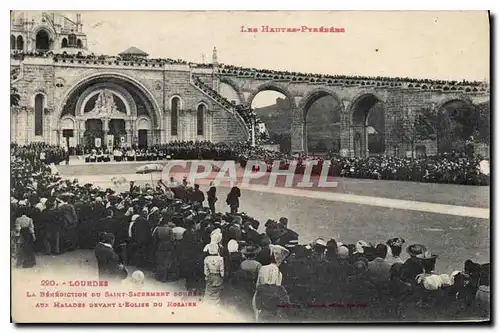 Ansichtskarte AK Les Hautes Praesens Lourdes la benediction du Saint Sacrament aux malides devant l'eilire du rov