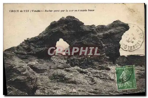 Ansichtskarte AK Croix de Vie Vendee Rocher perce par la mer a maree basse