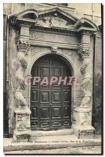 Cartes postales Arles porte Renaissance a colonnes forches rue de la republique