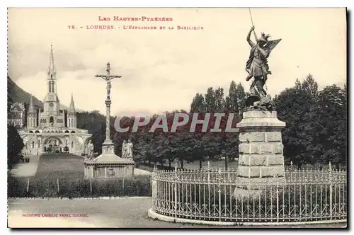 Cartes postales Les hautes Pyrenees Lourdes l'esplanade et la Basilique