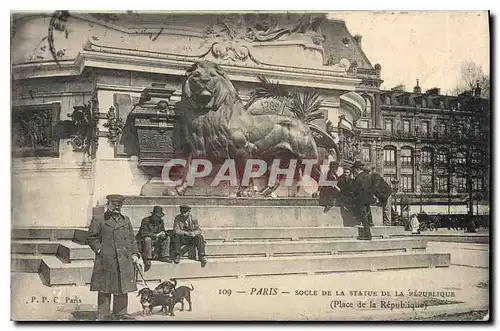 Cartes postales Paris Socle de la statue de la republique place de la republique Chiens (bonne animation)