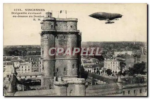 Cartes postales Vincennes Drigeable evoluant au dessus du Donjon Zeppelin Aviation