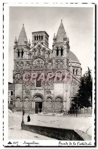 Ansichtskarte AK Angouleme Facade de la Cathedrale