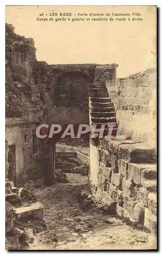 Cartes postales Les Baux Porte d'entree de l'ancienne Ville Corps de garde a gauche et escaliers de ronde a droi