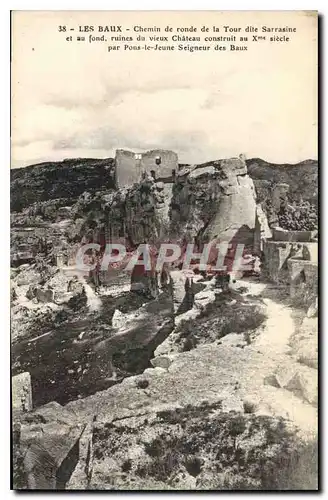 Cartes postales Les Baux Chemin de ronde de la Tour dite Sarrasine et au fond ruines du vieux Chateau Pons le Je