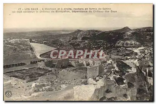 Ansichtskarte AK Les Baux A l'horizon et a droite rochers en forme de Sphinx Chateau des Baux