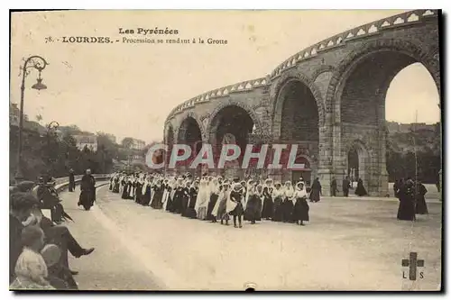 Ansichtskarte AK Les Pyrenees Lourdes Procession se rendant a la Grotte