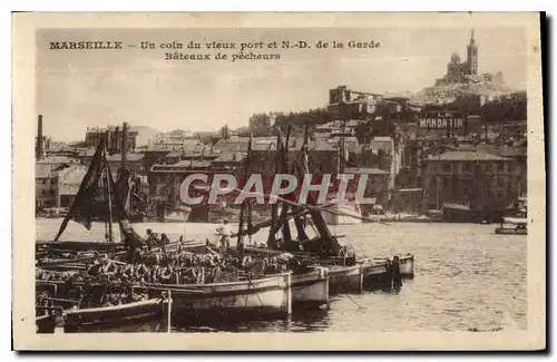 Ansichtskarte AK Marseille un coin du vieux port et N D de la Garde bateaux de pecheurs