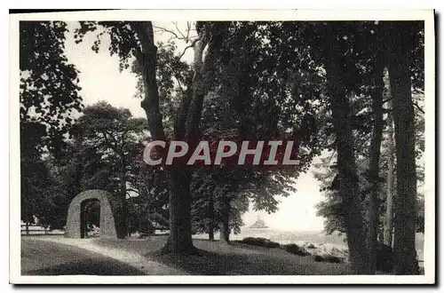 Ansichtskarte AK Avranches Manche Jardin des Plantes avec la porte de la Chapelle St Georges XI S et vue sur le M