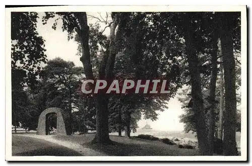 Cartes postales Avranches Manche Jardin des Plantes avec la porte de la Chapelle St Georges XI S et vue sur le M