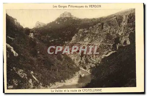 Cartes postales Les Gorges Pittoresque du Verdon La Vallee et la route de Castellane