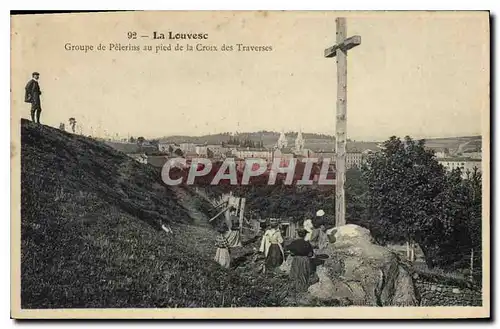 Cartes postales La Louvesc vue generale Groupe de Pelerins au pied de la Croix des Traverses