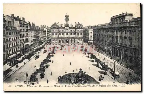 Cartes postales Lyon Place des Terreaux Hotel de Ville Fontaine Bartholdi et Palais des Arts