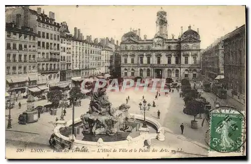 Cartes postales Place des Terreaux L'Hotel de Ville et le Palais des Arts
