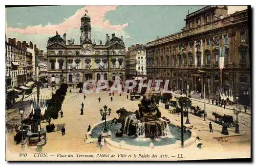 Cartes postales Lyon Place des Terreaux L'Hotel de Ville et le Palais des Arts