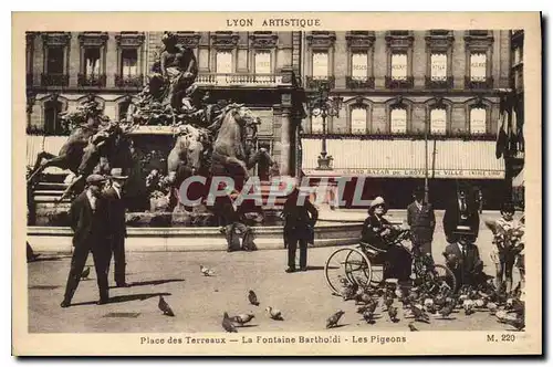 Cartes postales Place des Terreaux La Fontaine Bartholdi Les Pigeons