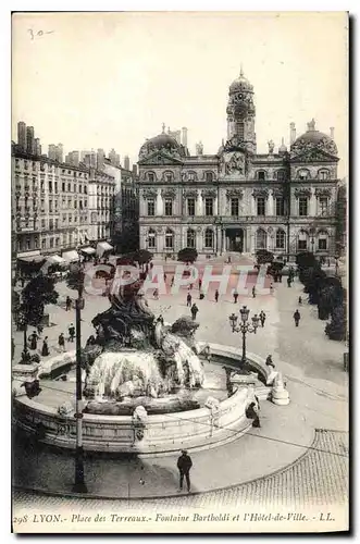 Cartes postales Lyon Place des Terreaux Fontaine Bartholdi et L'Hotel de Ville