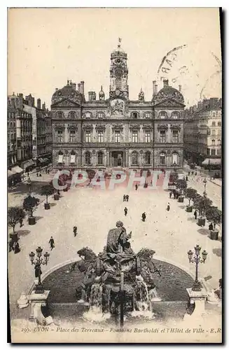 Cartes postales Lyon Place des Terreaux Fontaine Bartholdi et L'Hotel de Ville