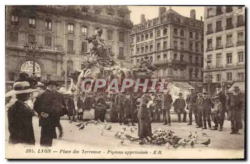 Ansichtskarte AK Lyon Place des Terreaux Pigeons apprivoises