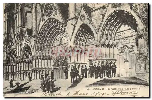 Ansichtskarte AK Bourges La Cathedrale Les 5 portails Militaria