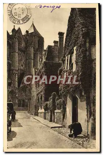 Cartes postales Bourges (Cher) Vieille Rue Dans le fond la Cathedrale