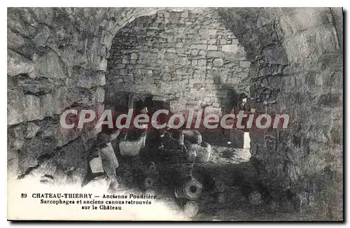 Ansichtskarte AK Chateau Thierry Ancienne Poudriere Sarcophages et anciens canons retrouves sur le Chateau